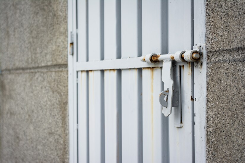 closeup-shot-rusty-lock-metal-gray-door_181624-4049