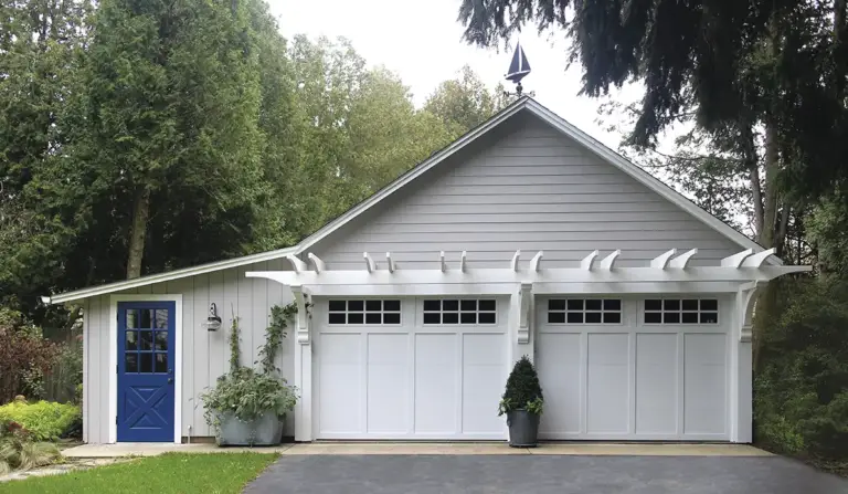 Grand Harbor®

When budget is the deciding factor, this low-maintenance, insulation-optional steel frame carriage house style garage door combines clean lines and classic charm